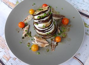 Foto de Mil folhas de beringela com queijo fresco de cabra e sardinha aromatizado com cebolinho