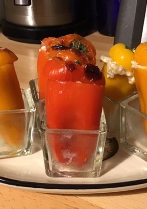 Une photo de Minis poivrons farcis thon feta et citron en verrine