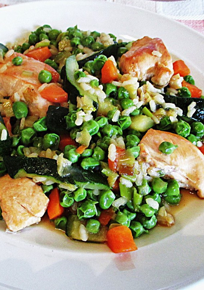 Una foto de Carne de pollo con guisantes y calabacín