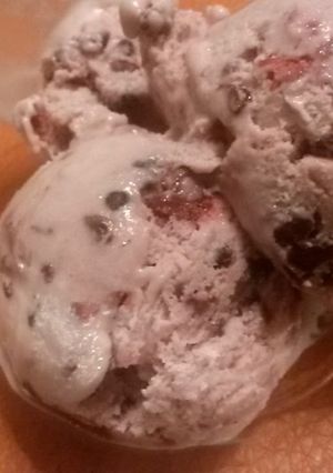 A picture of Blackberries & Cream Ice Cream.
