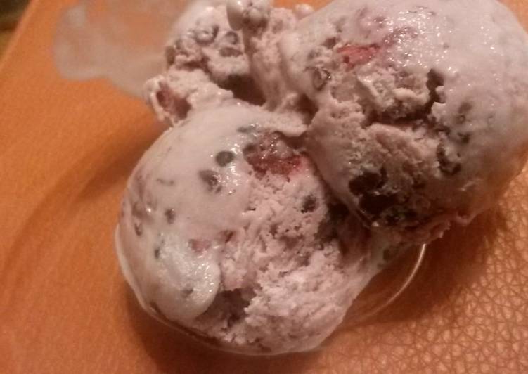 How to Prepare Super Quick Homemade Blackberries &amp; Cream Ice Cream