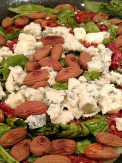 Una foto de Ensalada de espinacas, peras, queso azul, almendra y tomate seco