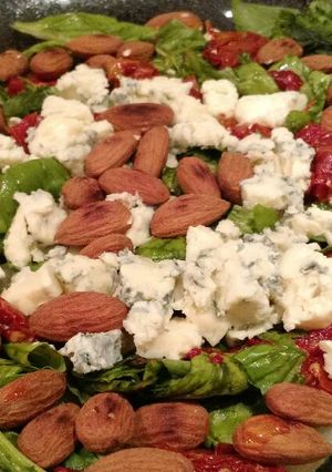 Una foto de Ensalada de espinacas, peras, queso azul, almendra y tomate seco