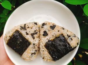 Hình của món Cơm nắm cá ngừ.