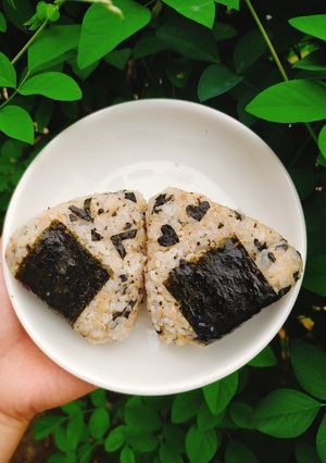 Hình của món Cơm nắm cá ngừ.