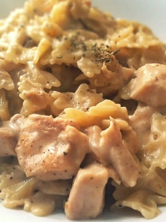A picture of White sauce pasta with chicken leftovers.