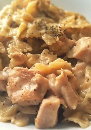 A picture of White sauce pasta with chicken leftovers.