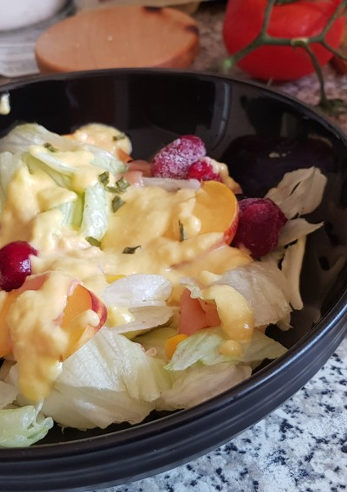 Una foto de Ensalada verde y Salmón Ahumado con Vinagreta de Nectarina