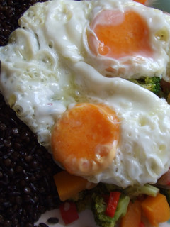 Una foto de Plato vegetariano de arroz negro y lentejas con hortalizas