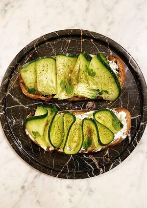 عکسی از دستور نون پنیر خیار قرتی 🥒🥯👩🏻‍🍳💚