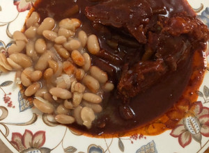 Una foto de Res con ejotes en guajillo (Mole de Res)