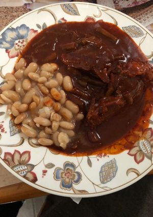 Una foto de Res con ejotes en guajillo (Mole de Res)