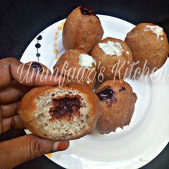 A picture of Cinnamon doughnuts wit chocolate n milk fillings.