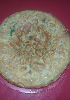 Una foto de Tortilla de papa rellena con jamón y queso