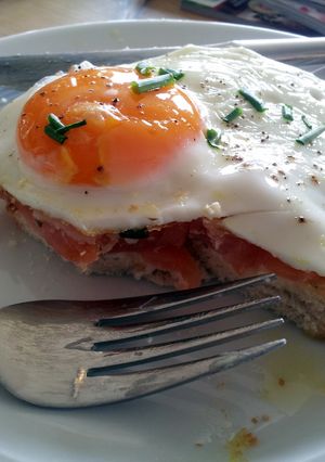 A picture of smoked salmon toast.