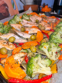 Una foto de Pescado al horno con verduras🥒🍆