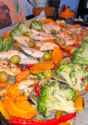 Una foto de Pescado al horno con verduras🥒🍆