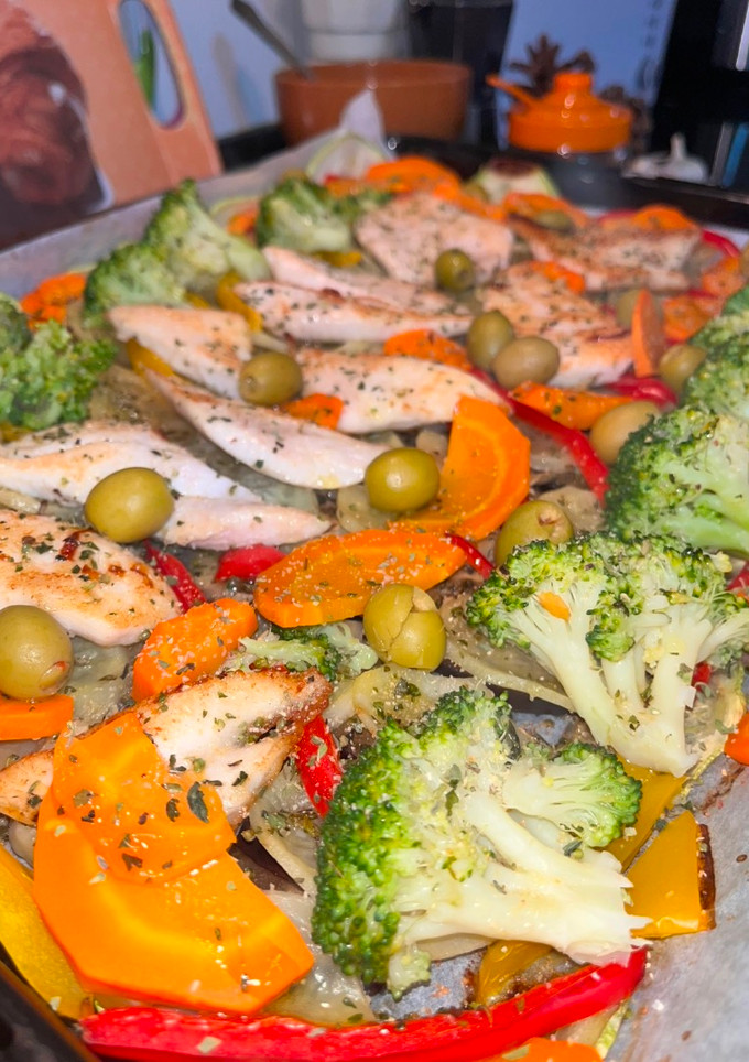 Una foto de Pescado al horno con verduras🥒🍆