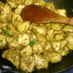 A picture of chicken karahi fry.