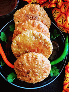 A picture of Jaipuri Khasta Kachoris.