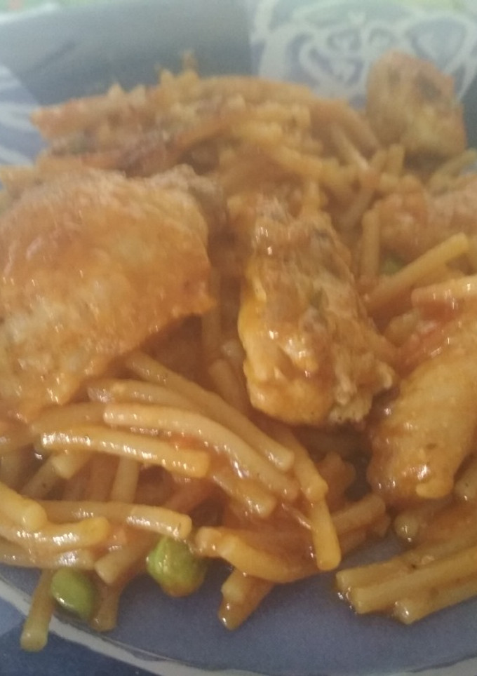 Una foto de Fideuá de pollo