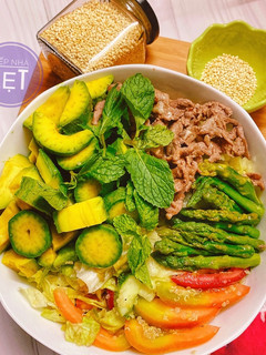 Hình của món Salad thịt bò và hạt diêm mạch.