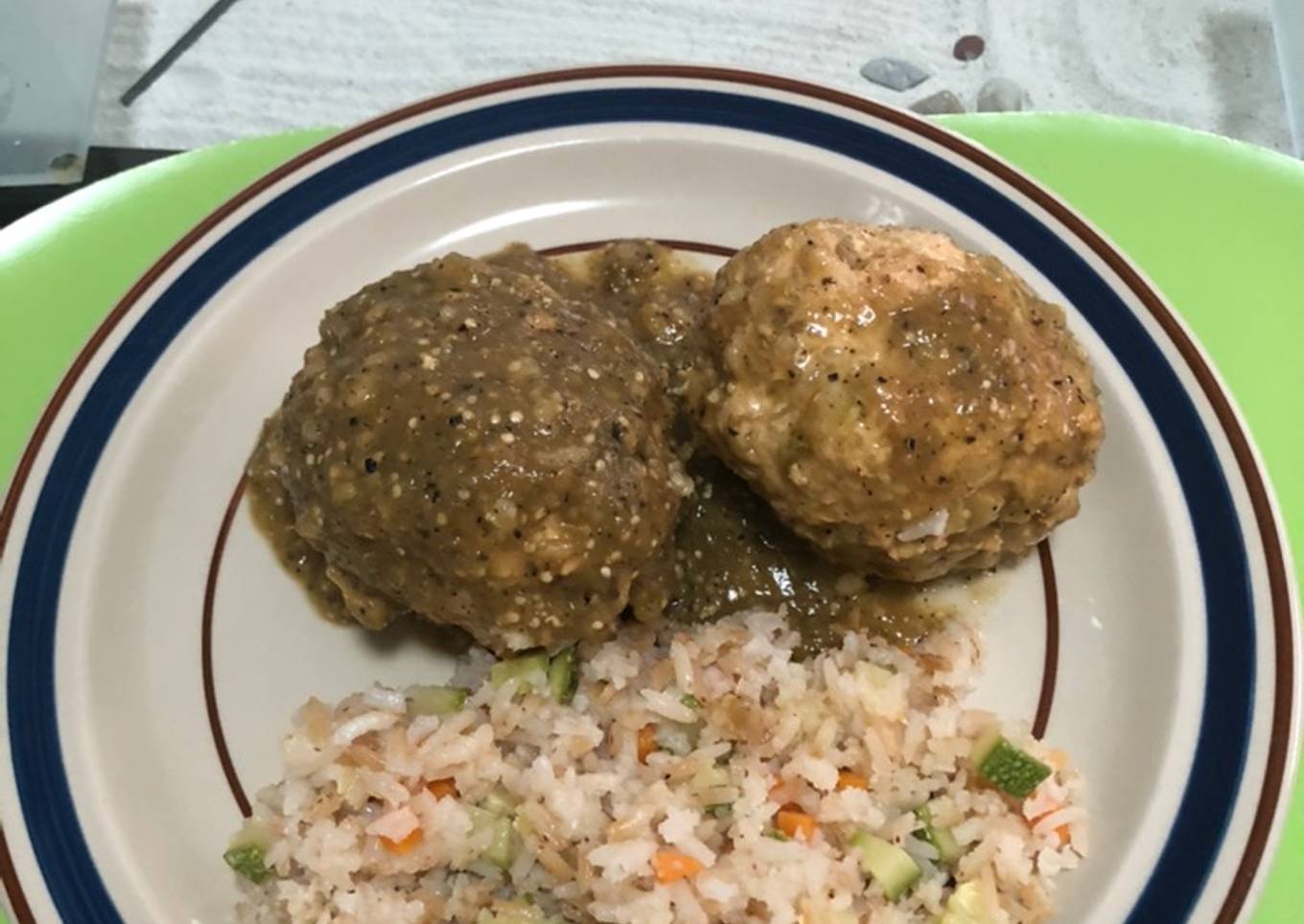 Albóndigas de pollo con queso y huevo en salsa verde