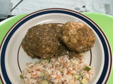 Albóndigas de pollo con queso y huevo en salsa verde