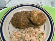 Una foto de albóndiga de carne molida en salsa verde