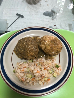 Una foto de Albóndigas de pollo con queso y huevo en salsa verde