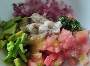 Una foto de Ensalada🍱casera🥙fresca de aguacate y tomate🥑🍅🥗