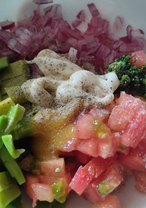 Una foto de Ensalada🍱casera🥙fresca de aguacate y tomate🥑🍅🥗