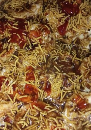 A picture of Dahi bhalle.