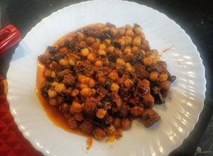 Foto principal de Pollo con garbanzos y berenjena tikka masala