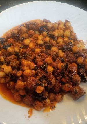 Una foto de Pollo con garbanzos y berenjena tikka masala