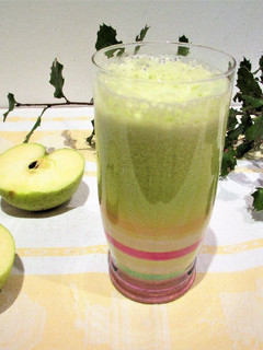 Una foto de Licuado de pencas de apio con manzana Golden para subir las defensas - vegano