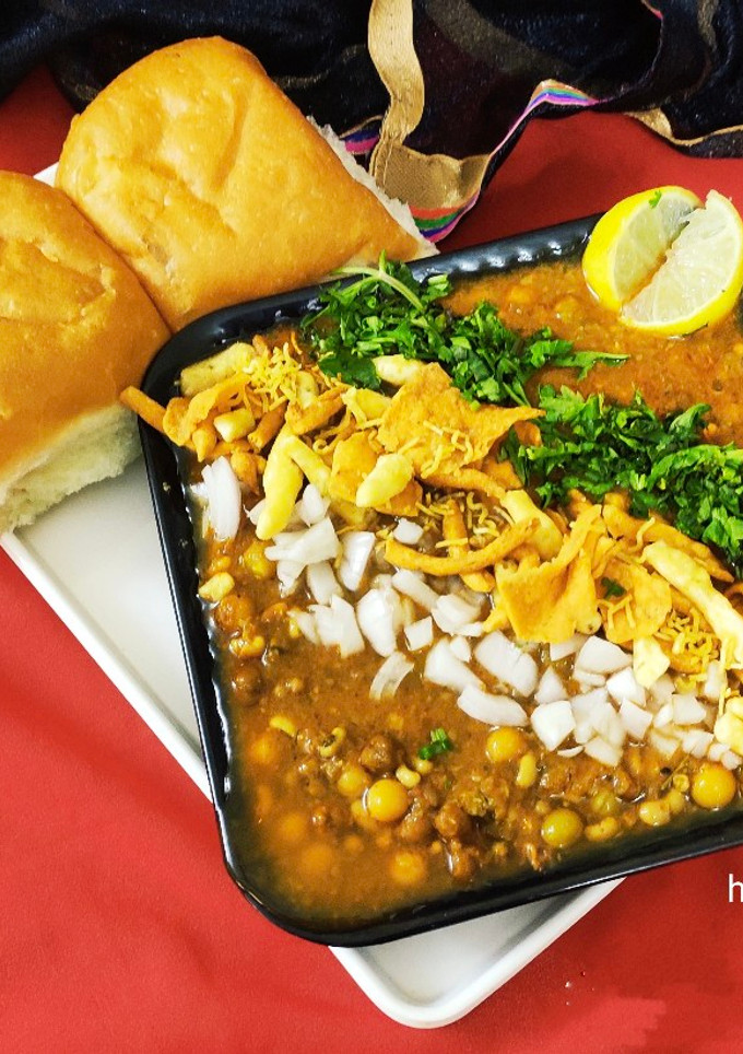 મિસળ પાઉં (Misal Pav Recipe In Gujarati) રેસીપી મુખ્ય ફોટો
