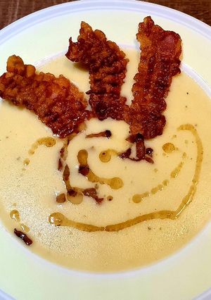 Burgonyakrémleves pirított szalonnával recept fotója
