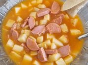 Una foto de caldo de salchicha