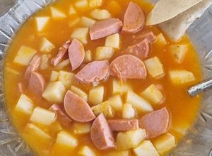 Una foto de CALDO DE PAPA CON SALCHICHAS 🥔