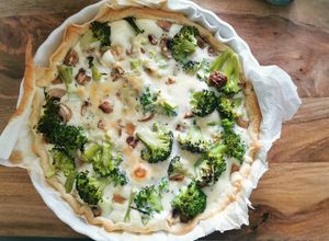 Une photo de Tarte salée aux brocolis champignons et tofu fumé