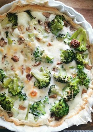 Une photo de Tarte salée aux brocolis champignons et tofu fumé