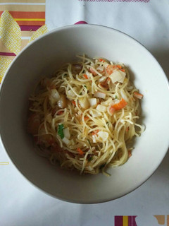 Una foto de Fideos de pasta (espaguetis 3' Gallo) con surimi
