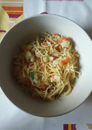 Una foto de Fideos de pasta (espaguetis 3' Gallo) con surimi