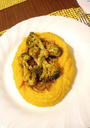 Una foto de Puré mixto con salteado de brócoli y zapallito verde