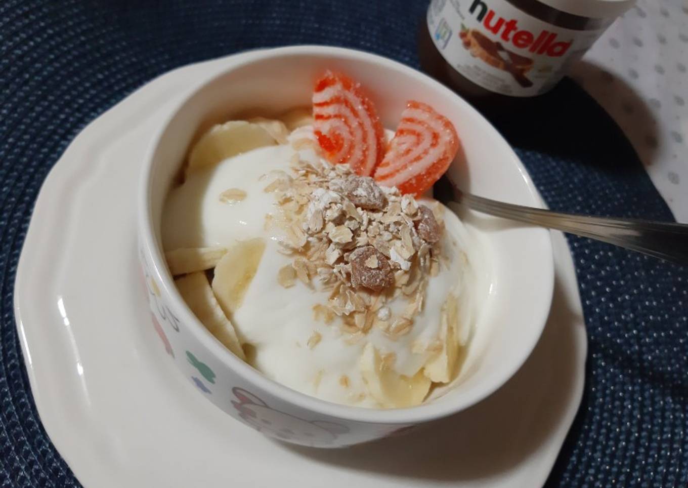 Yaourt bowl banane flocons d'avoine raisins secs 🍴
