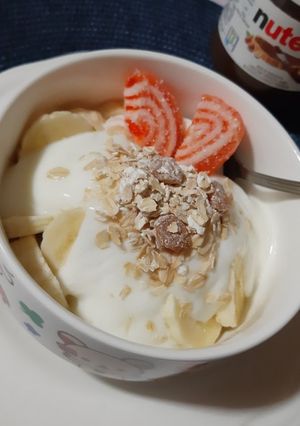 Une photo de Yaourt bowl banane flocons d'avoine raisins secs 🍴
