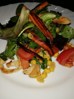 Una foto de Ensalada variada con pollo