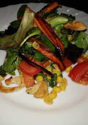 Una foto de Ensalada variada con pollo