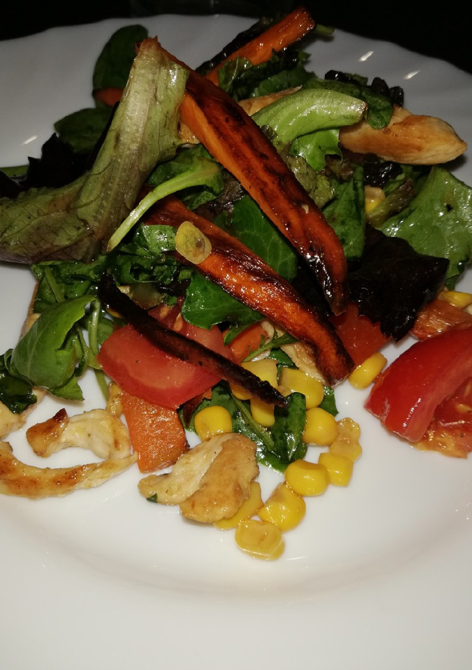 Una foto de Ensalada variada con pollo